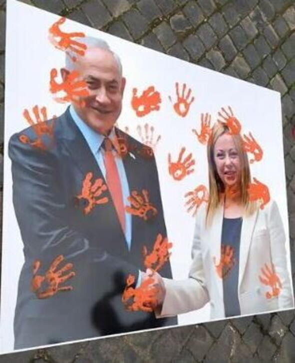 Cartellone studentesco Meloni e Netanyahu con le mani insanguinate (fonte TGCOM 24)